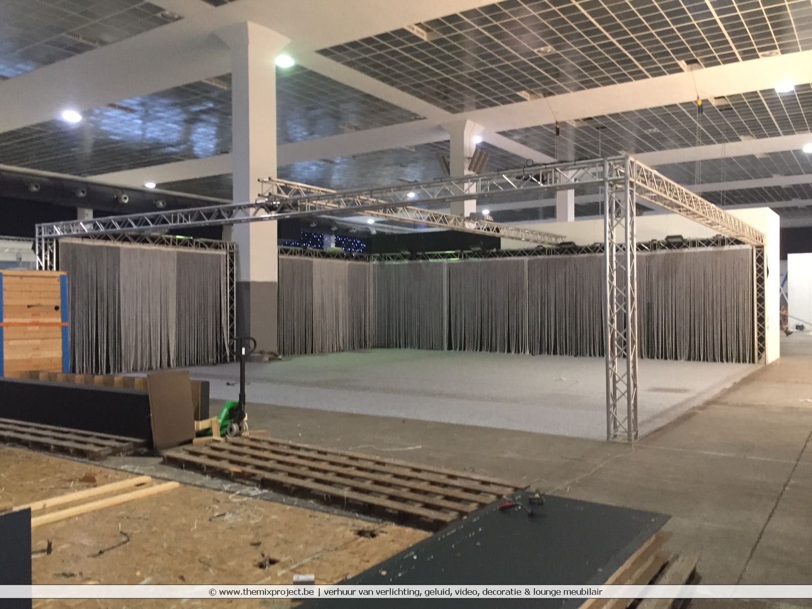 Foto's Standenbouw voor Elsach op de Meubelbeurs te Brussels Expo